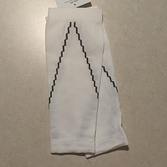 🆓White & Black Compression Leg Sleeves - Picture 2 of 4